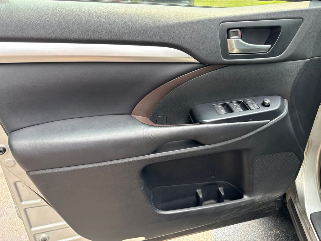 Used 2019 Silver Toyota XLE image 20