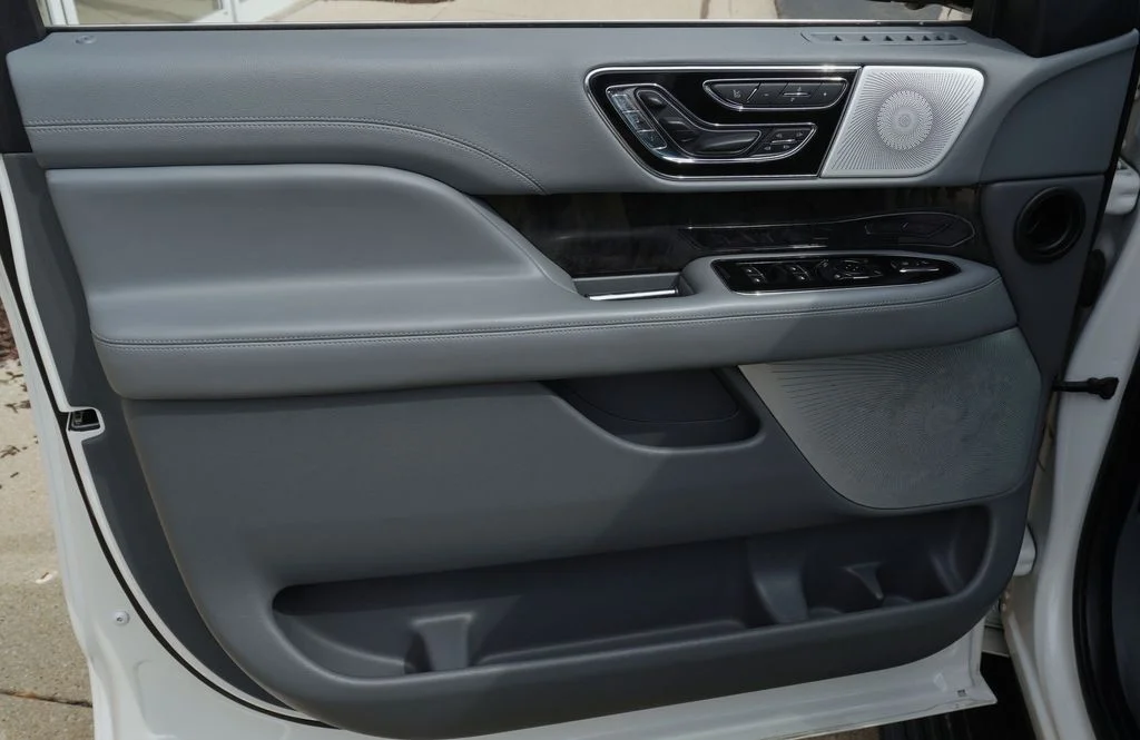 Used 2018 White Lincoln Reserve image 8
