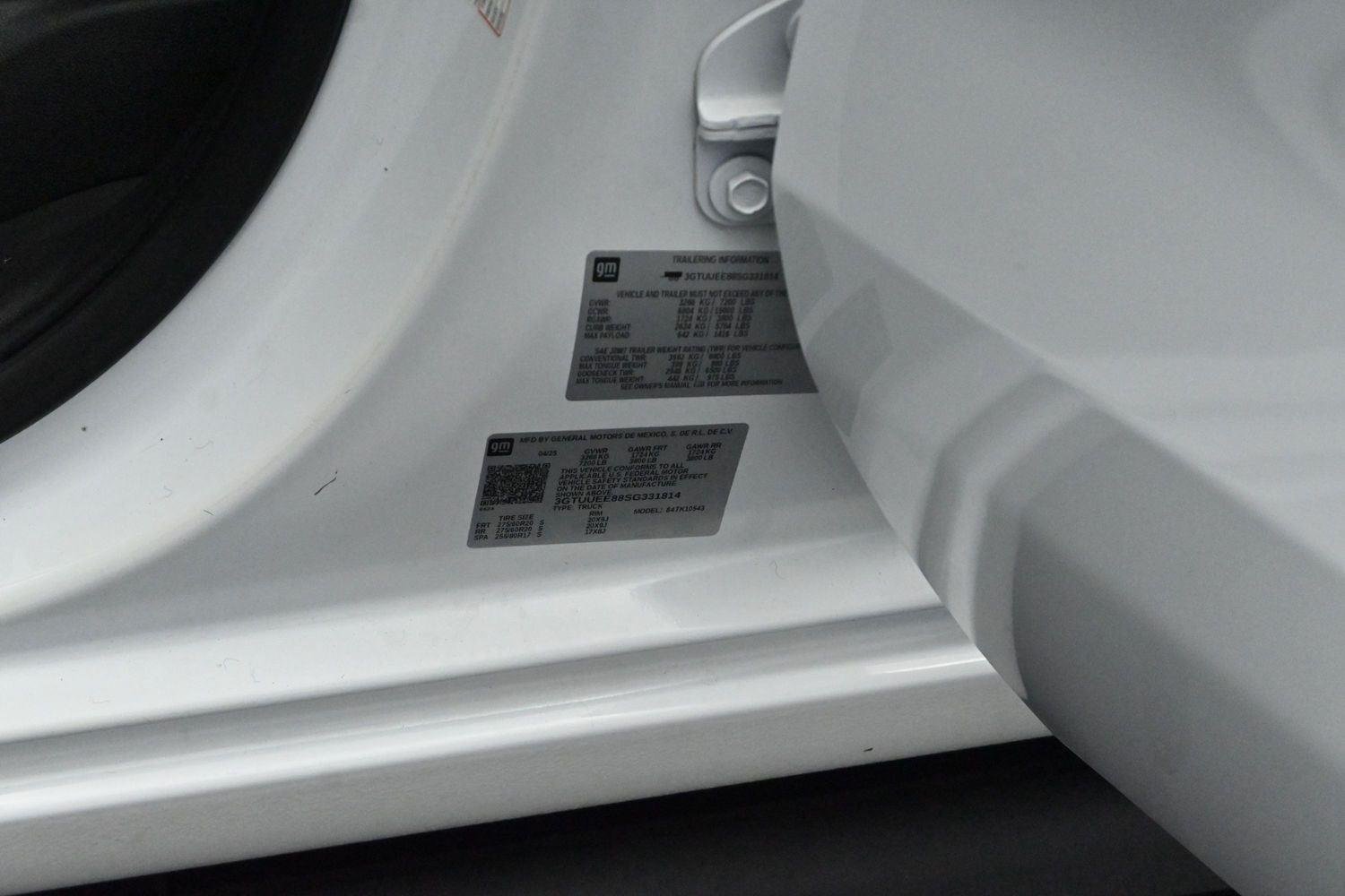 Used 2025 Summit White GMC AT4 image 39