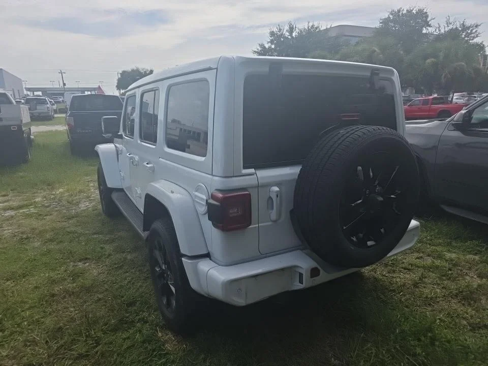 Used 2022 Bright White Clearcoat Jeep Unlimited High Altitude image 4