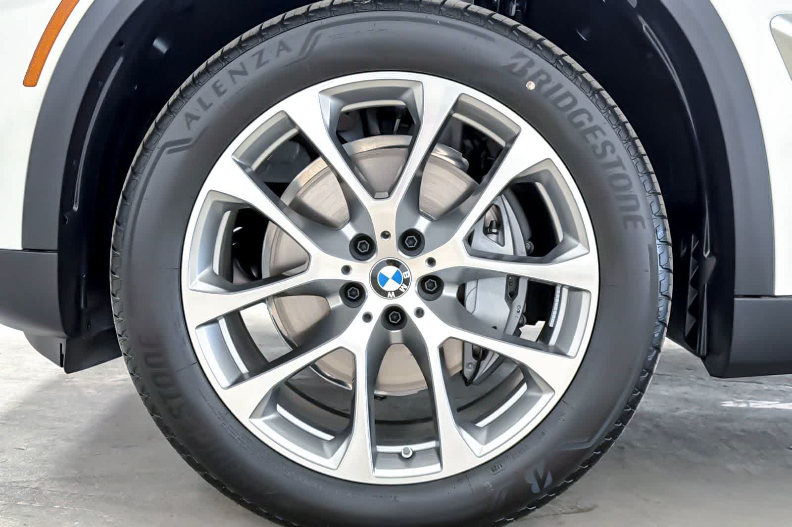 New 2026 Alpine White BMW xDrive40i image 25