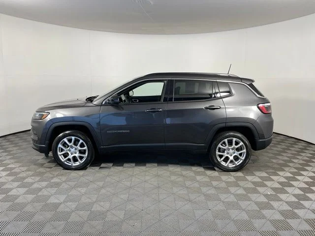 Used 2023 Gray Jeep Latitude Lux image 4