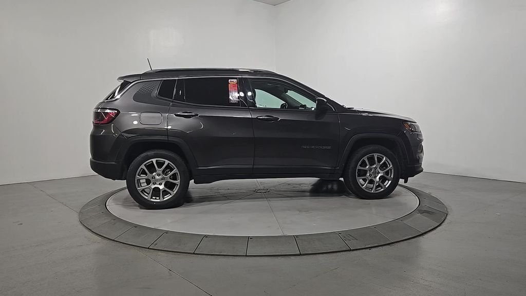 Used 2022 Gray Jeep Latitude Lux image 7