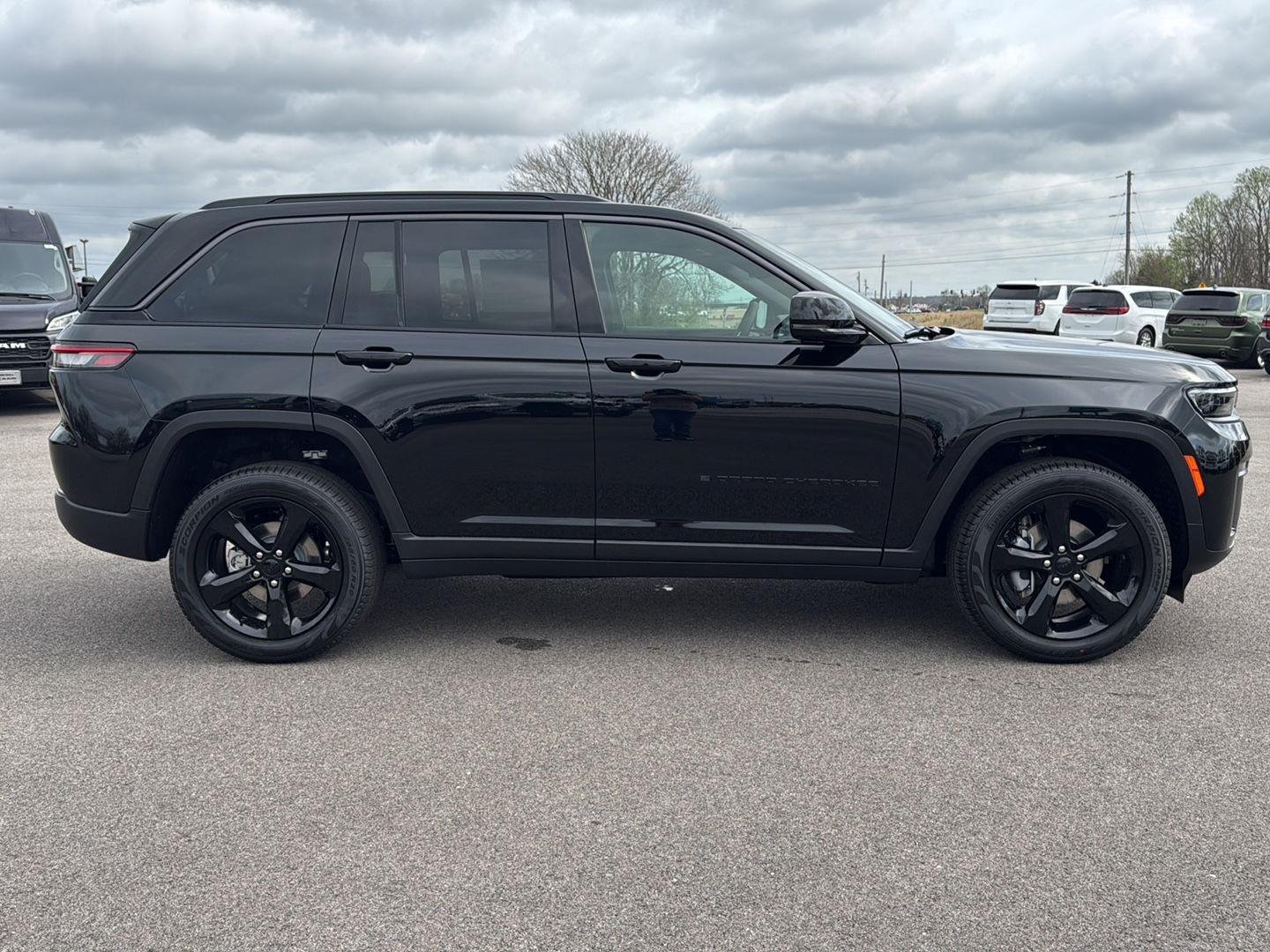 New 2026 Diamond Black Crystal Pearl-Coat Exterior Paint Jeep Limited image 8