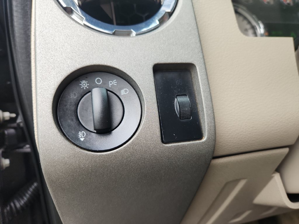 Used 2008  Ford XL image 27