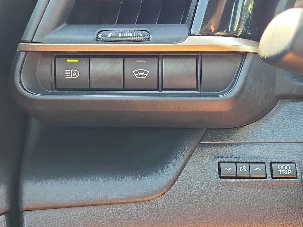 Certified Used 2024  Toyota Platinum image 31