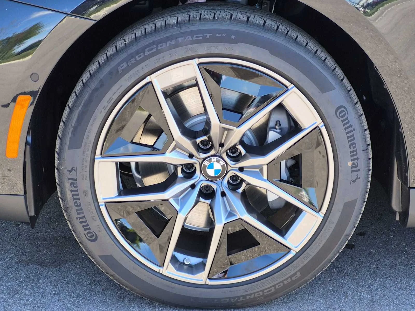New 2027 Black Sapphire Metallic BMW 530i xDrive image 13