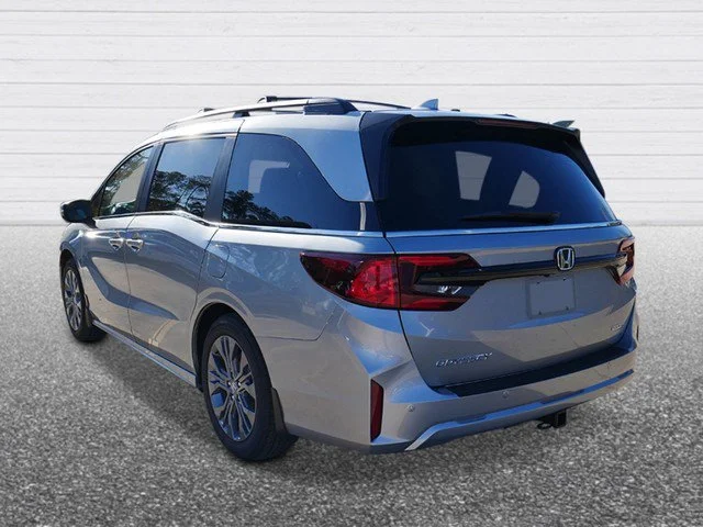 New 2027 Solar Silver Metallic Honda Touring image 3