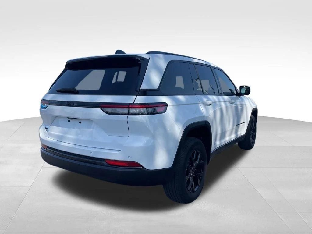 Used 2024 White Jeep Altitude image 5