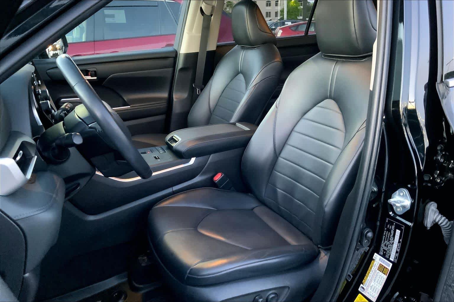 Used 2022 Midnight Black Metallic Toyota Hybrid XLE image 8