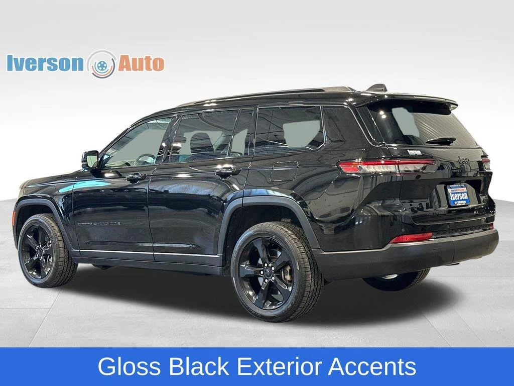 Used 2023 Diamond Black Crystal Pearlcoat Jeep Limited image 7