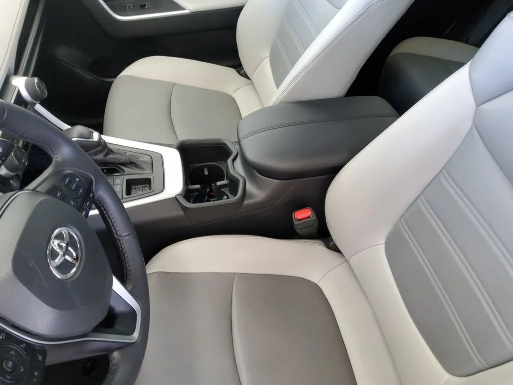 Used 2023 Silver Toyota XLE Premium image 8