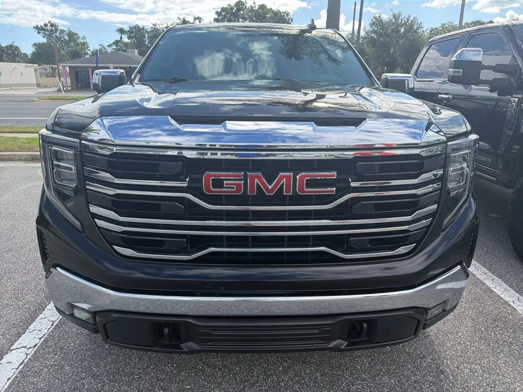 Used 2025 Onyx Black GMC SLT image 2