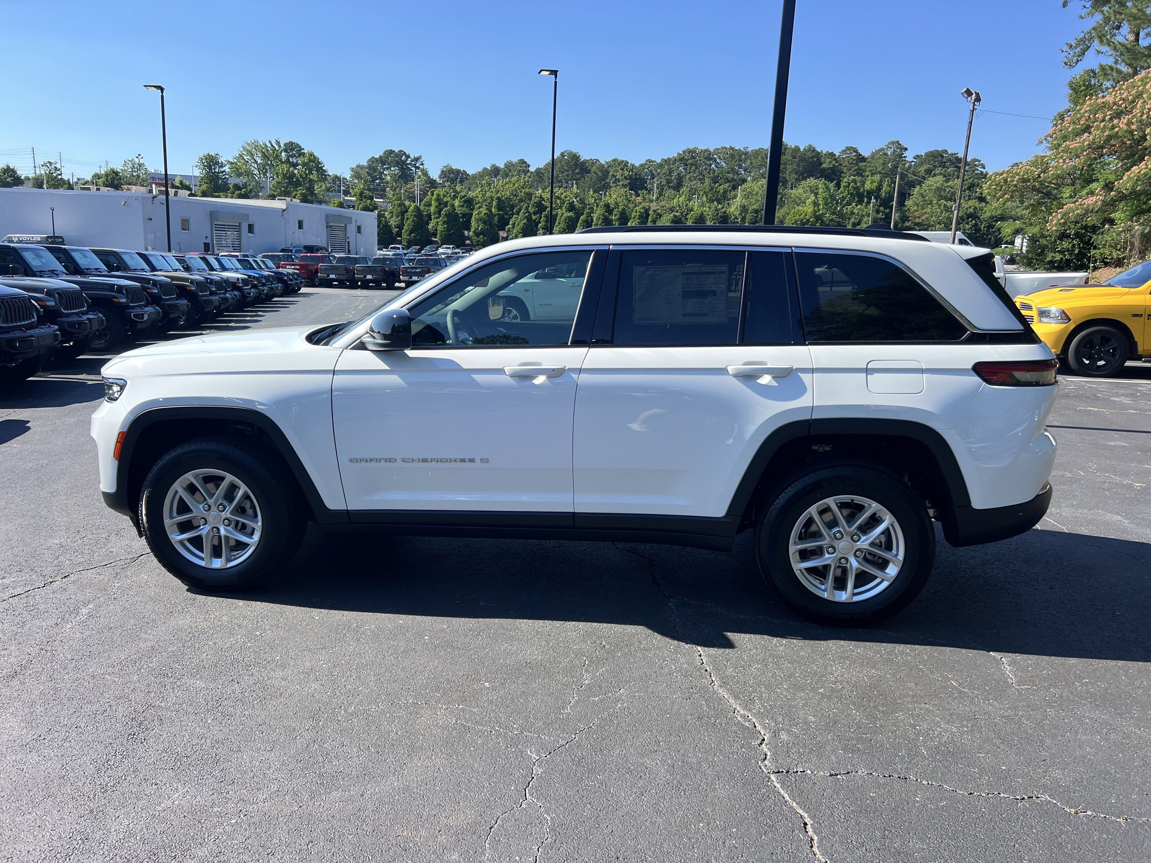 New 2026 Bright White Clear-Coat Exterior Paint Jeep Laredo image 4