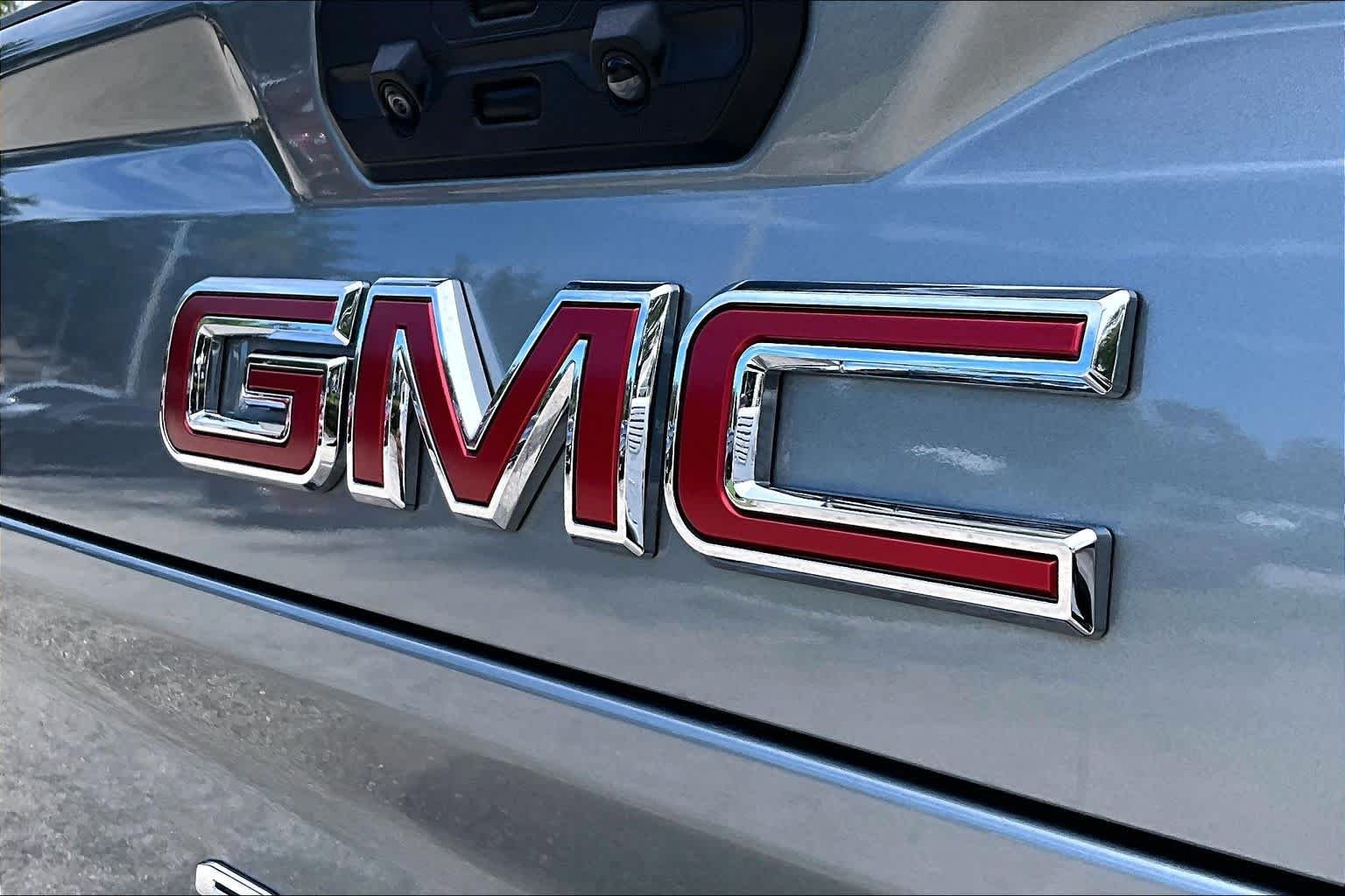 Used 2024 Sterling Metallic GMC AT4 image 31