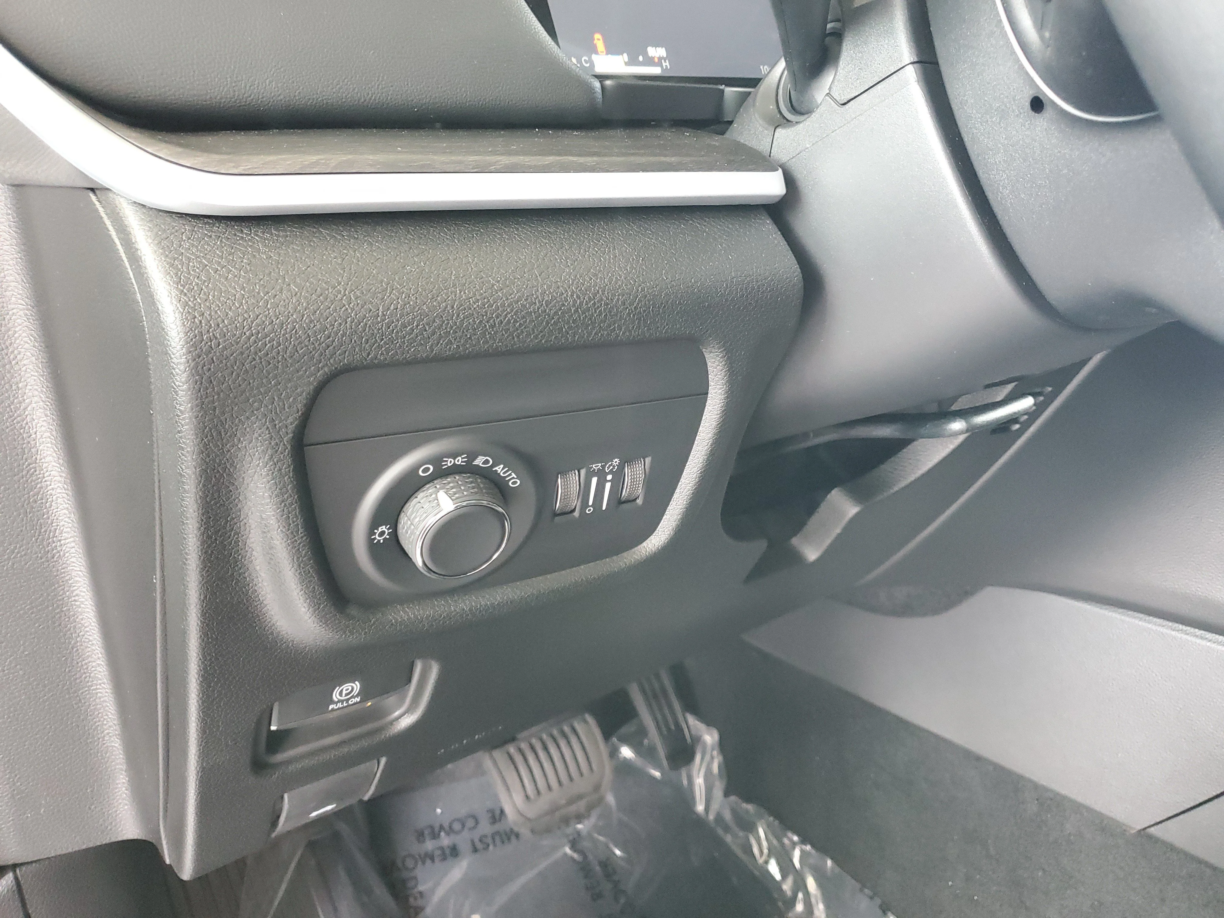 New 2026 Bright White Clear-Coat Exterior Paint Jeep Laredo Altitude image 19
