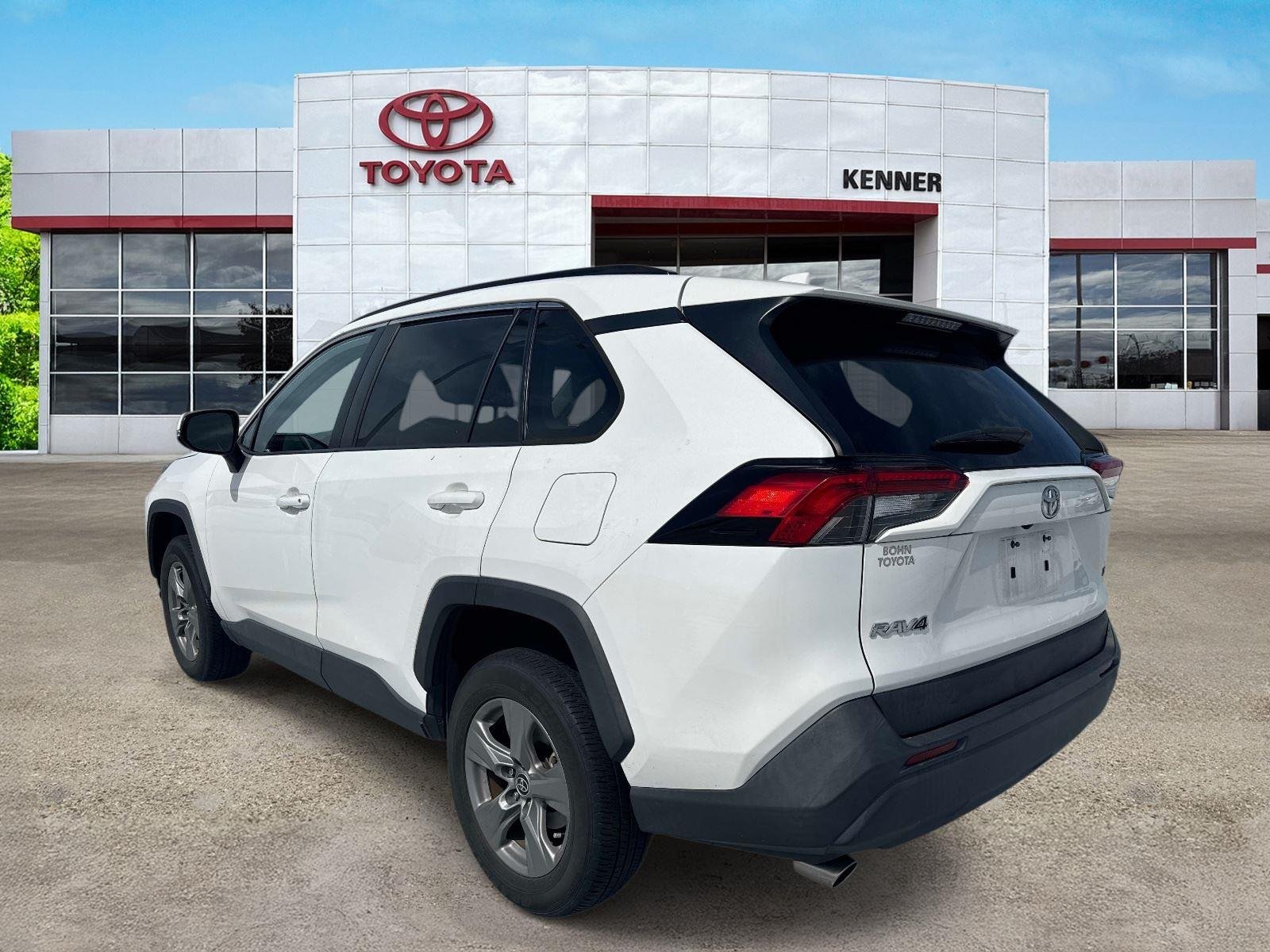 Used 2022 White Toyota XLE image 6