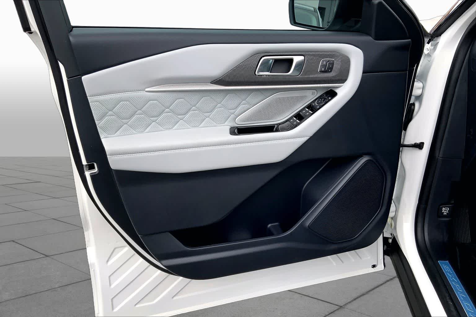 New 2026 Star White Metallic Tri-Coat Ford Platinum™ image 8
