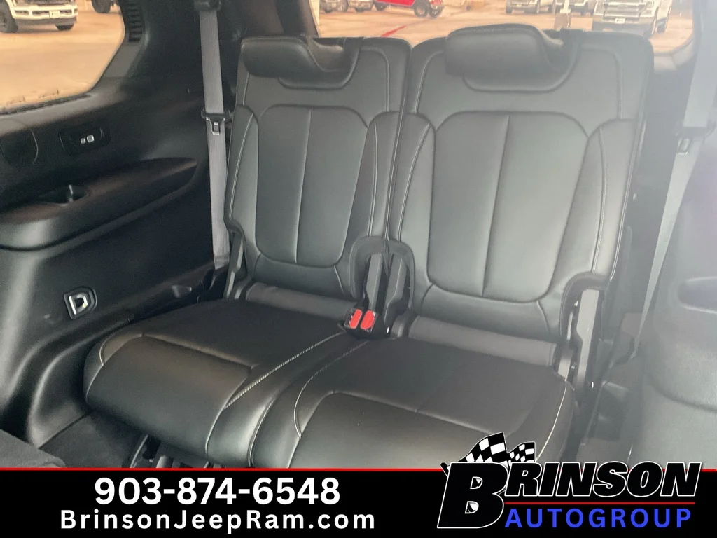 Used 2025 Diamond Black Crystal Pearlcoat Jeep Limited image 17