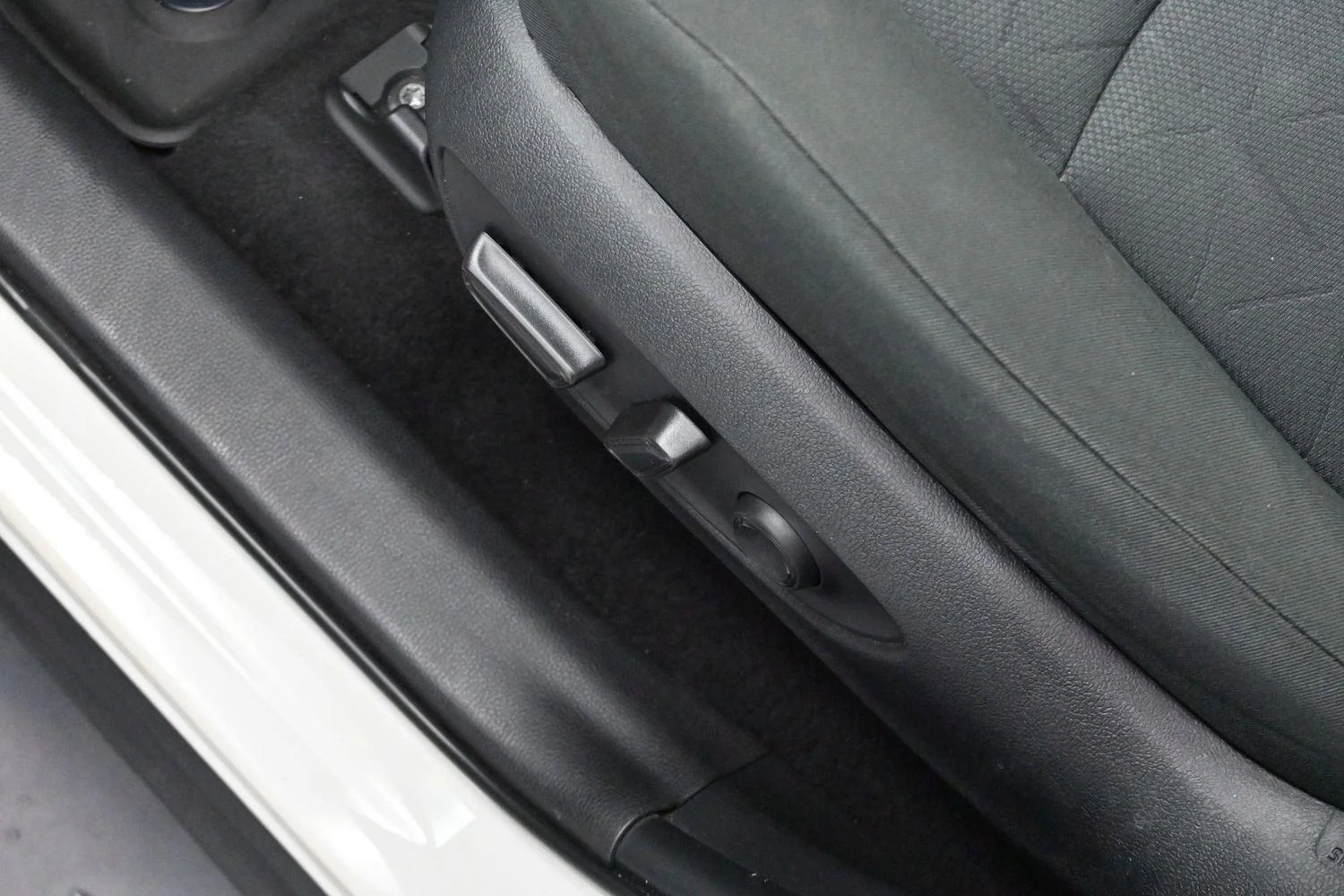 Used 2022 White Toyota XLE image 13
