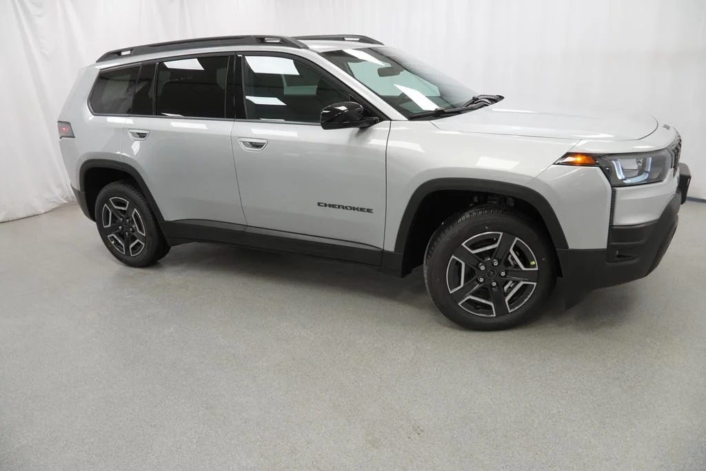 New 2026 Silver Zynith Clear-Coat Exterior Paint Jeep Laredo image 9