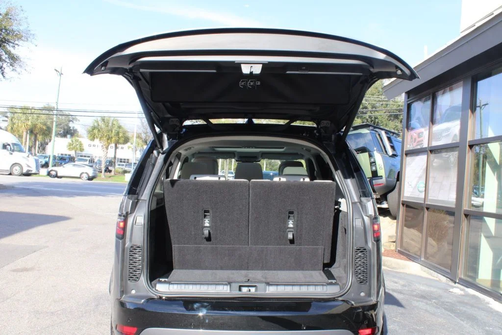 Certified Used 2025  Land Rover Dynamic SE image 39