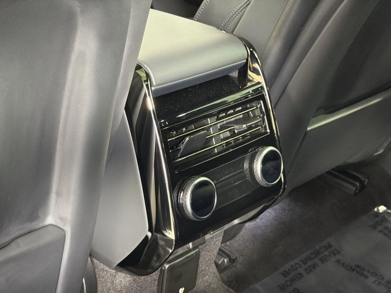 New 2026 Santorini Black Land Rover Dynamic SE image 28