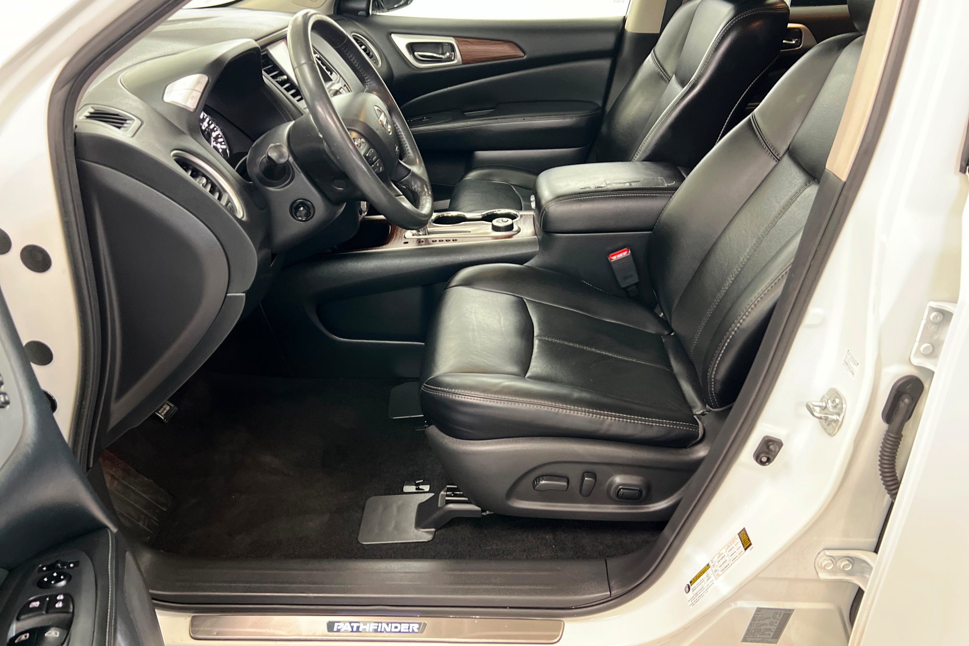 Used 2017 Pearl White Nissan Platinum image 19