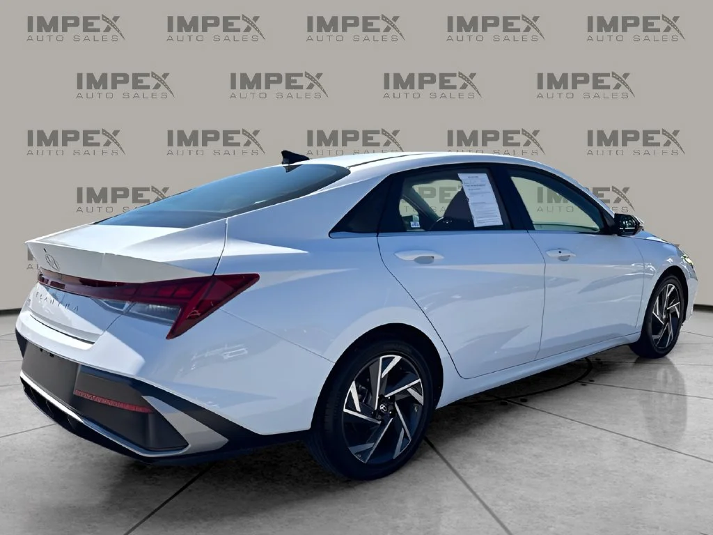 Used 2025 White Hyundai SEL Convenience image 5
