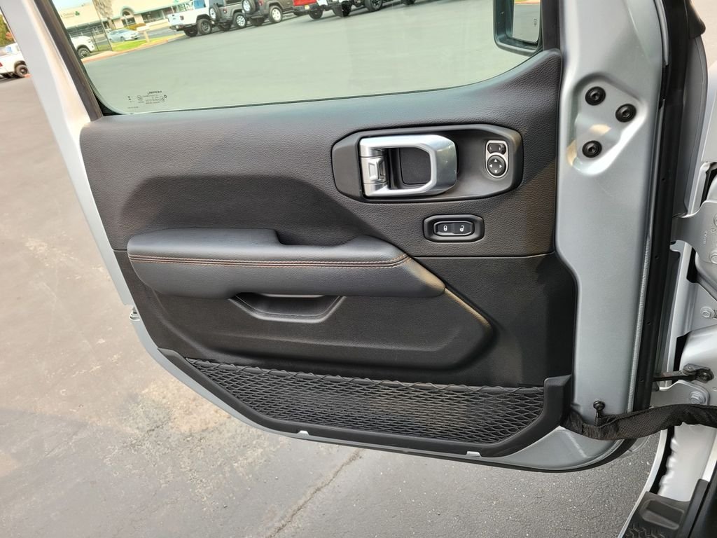 Used 2023 Silver Jeep Mojave image 27