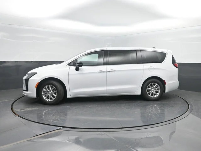 2027 Chrysler Pacifica Select's photo