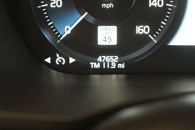 Used 2019 Grey Volvo Momentum image 15