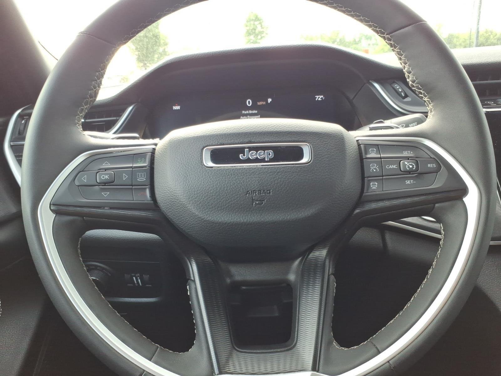 Used 2025 Diamond Black Crystal Pearlcoat Jeep Altitude image 24