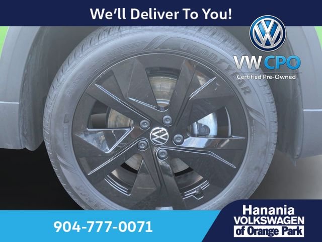 Certified Used 2025 Green Volkswagen 1.5T SE Black image 11