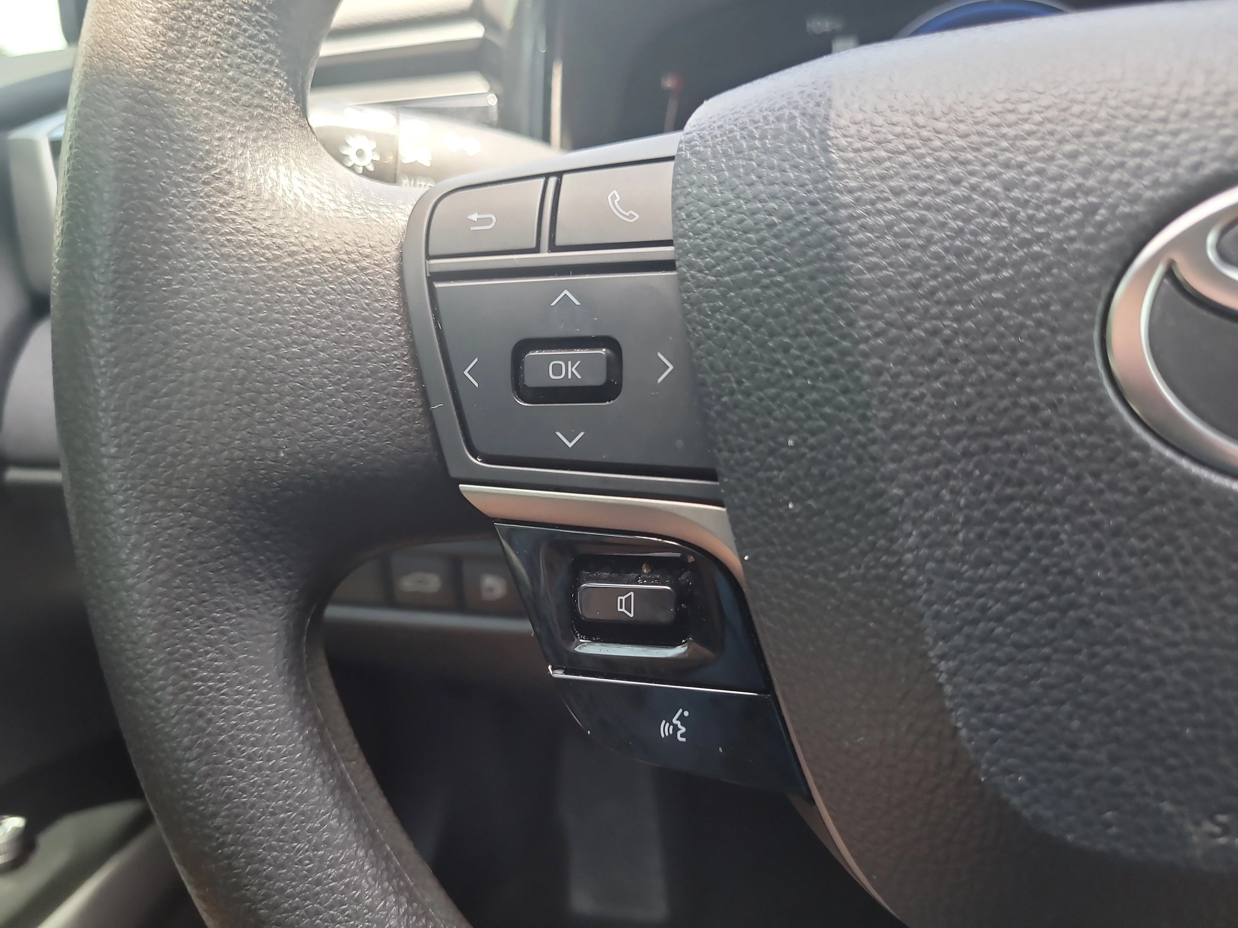 Certified Used 2025 Blue Toyota LE image 25