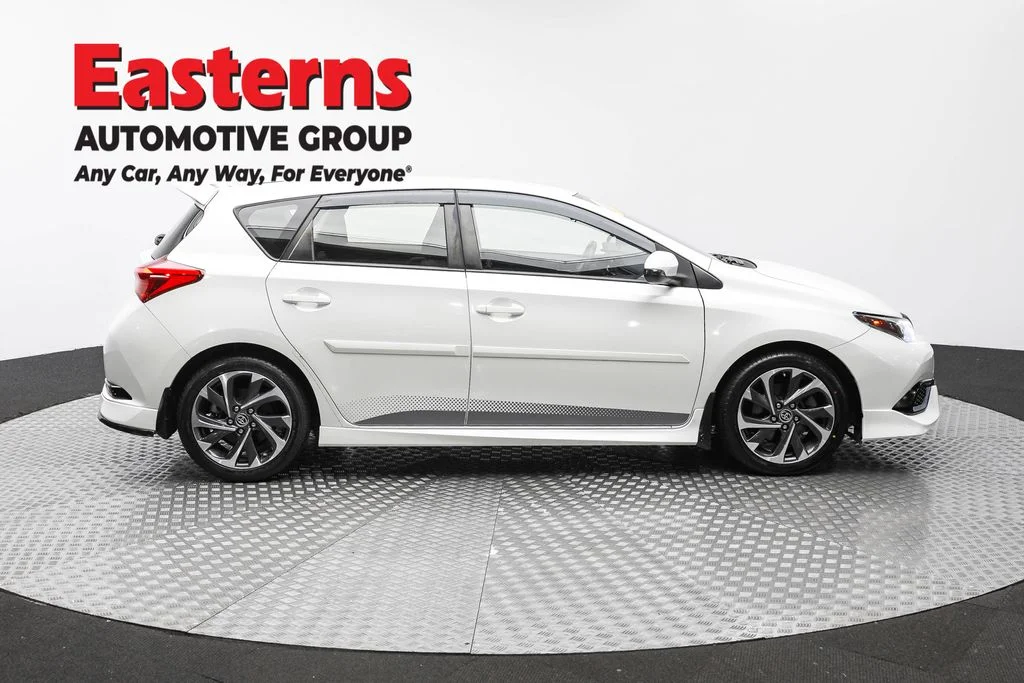 Used 2018 White Toyota Base image 4