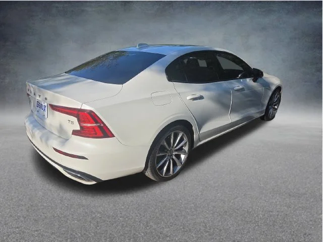 Used 2021 White Volvo T5 Momentum image 19