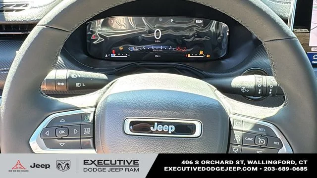 New 2026 Diamond Black Crystal Pearl-Coat Exterior Paint Jeep Limited image 11