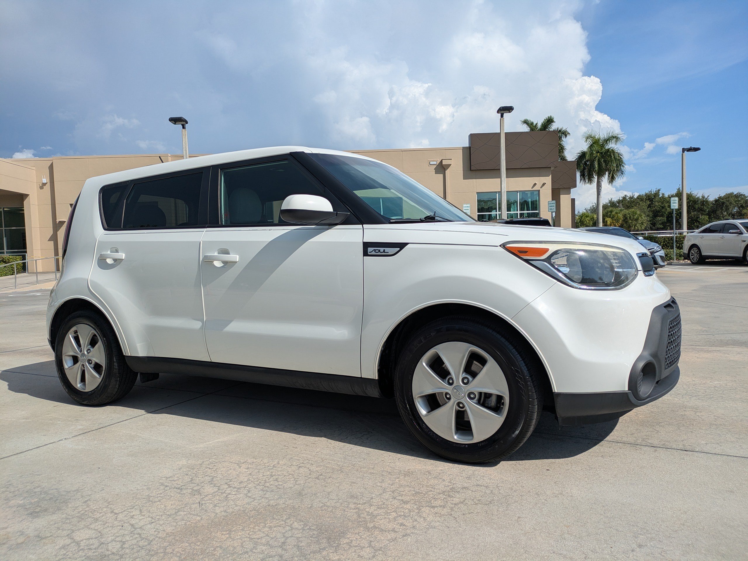 Used 2016 Clear White Kia BASE image 1