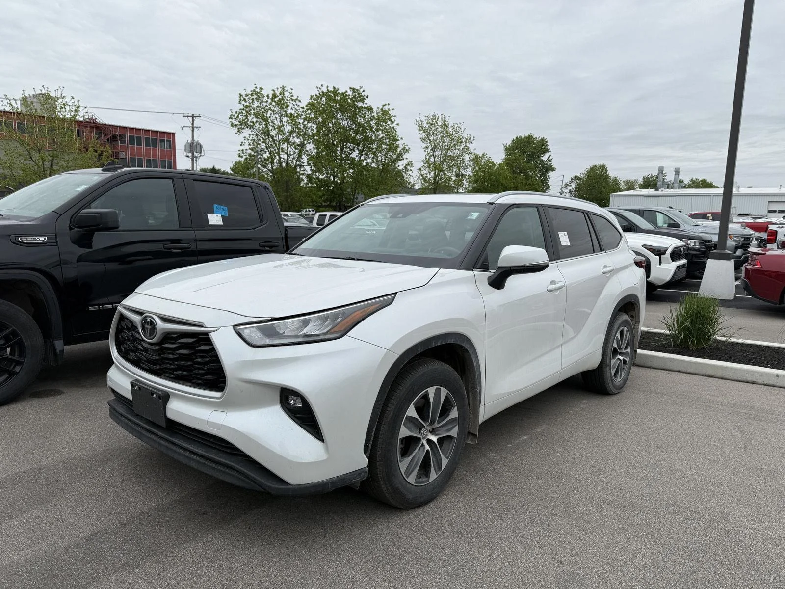 Used 2025 Wind Chill Pearl Toyota LE image 6