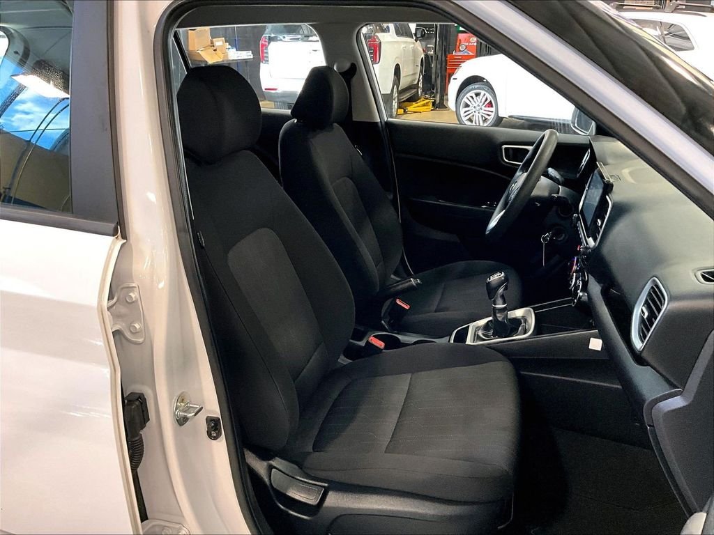 Used 2020 White Hyundai SE image 11