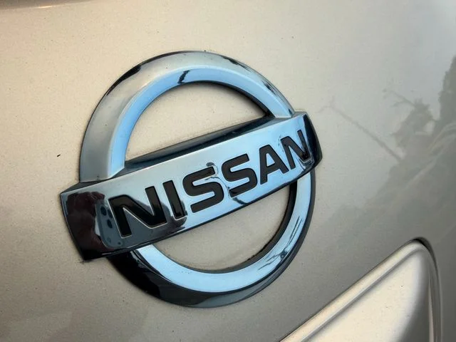 Used 2016 Brilliant Silver Nissan S image 9