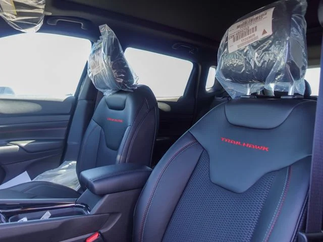 New 2026 Diamond Black Crystal Pearl-Coat Exterior Paint Jeep Trailhawk image 19