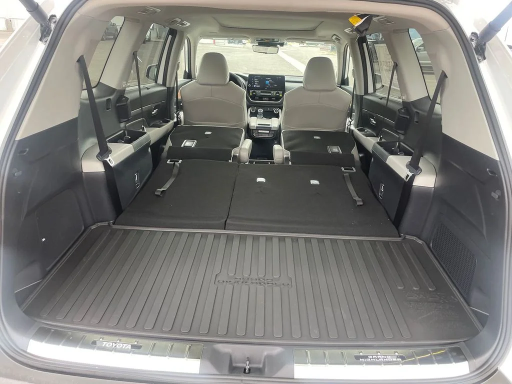 New 2026 Wind Chill Pearl Toyota Platinum image 9