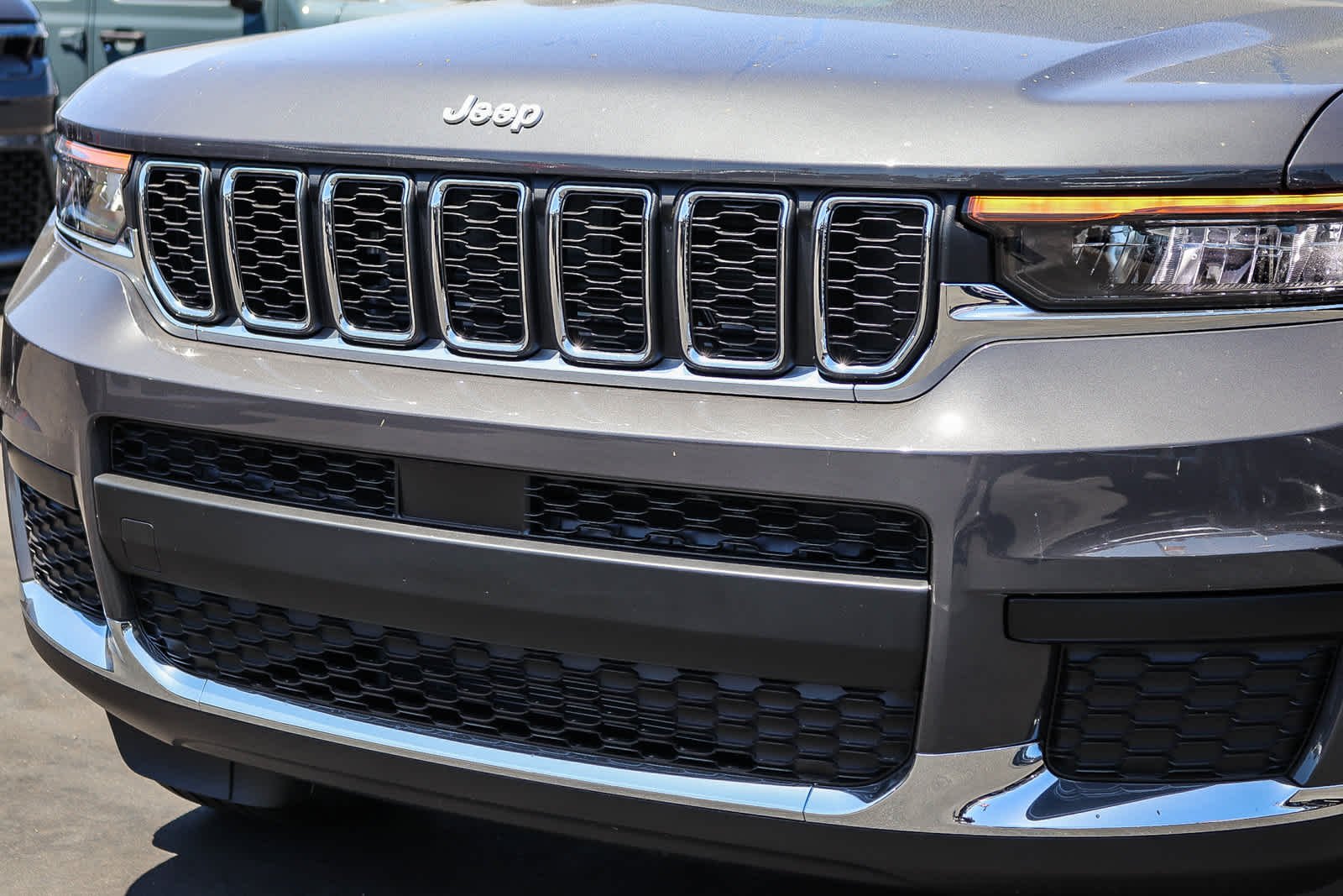 New 2026 Baltic Gray Metallic Clear-Coat Exterior Paint Jeep Laredo image 9