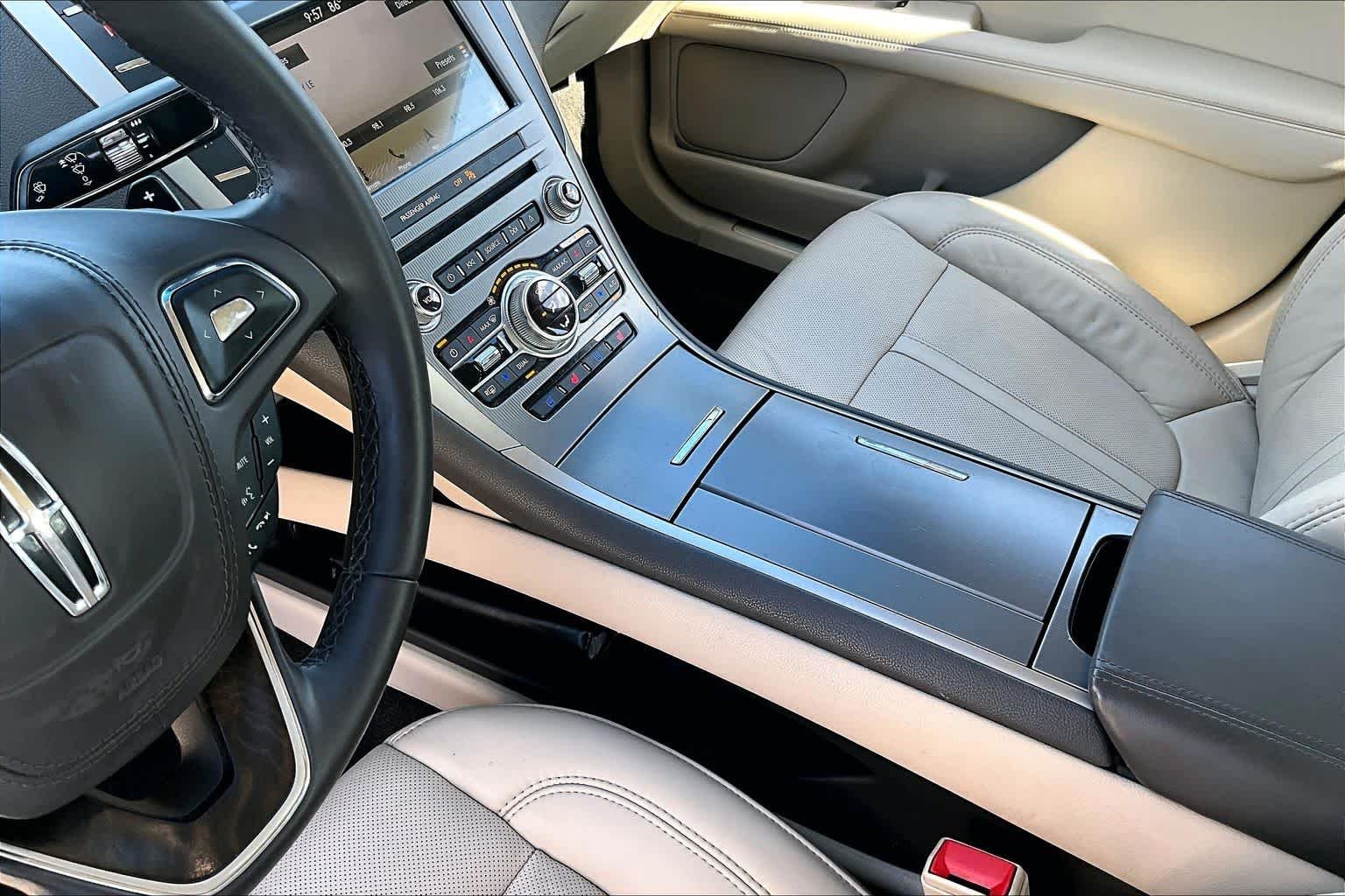 Used 2017 White Platinum Metallic Tri-Coat Lincoln Reserve image 16