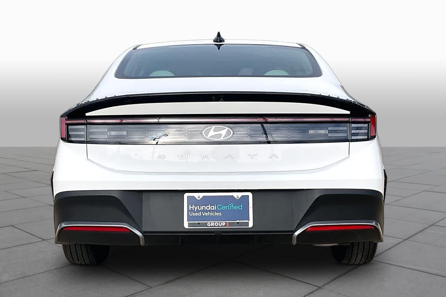 Used 2025 Serenity White Hyundai SE image 5