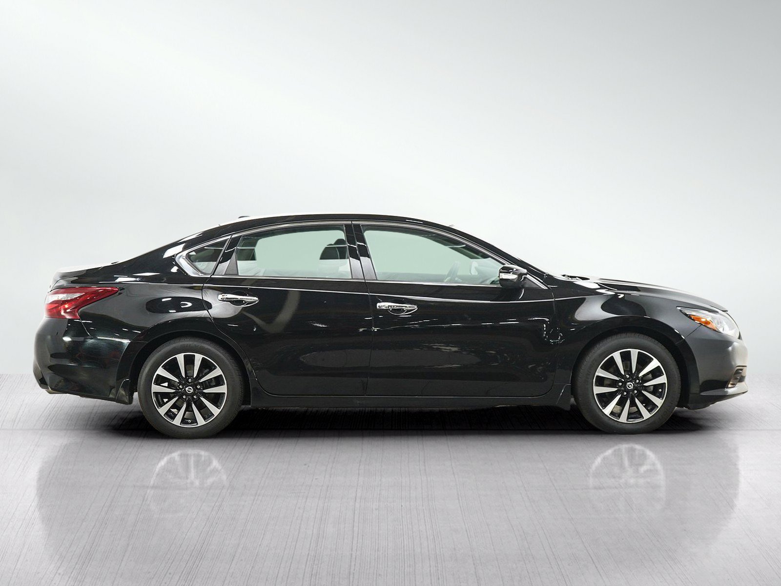 Used 2018 Super Black Clearcoat Nissan 2.5 SL Sedan image 8
