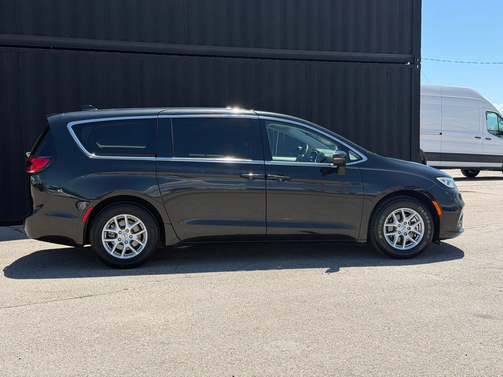 Used 2023 Black Chrysler Touring L image 6