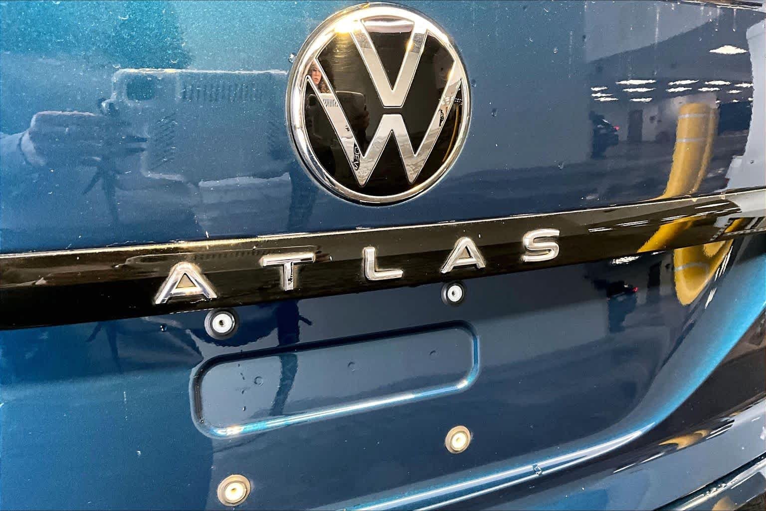 Used 2023 Tourmaline Blue Metallic Volkswagen 3.6L V6 SEL R-Line Black image 10